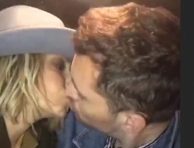 Βίντεο: Η Άννα Βίσση φιλάει στο στόμα νεαρό συνεργάτη και «ρίχνει» το Instagram